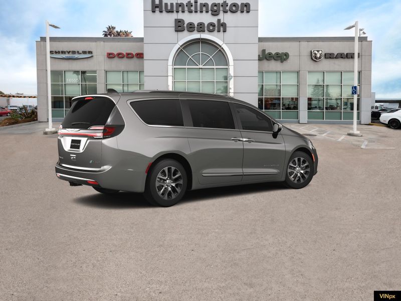 2025 Chrysler Pacifica Hybrid PinnacleImage 8