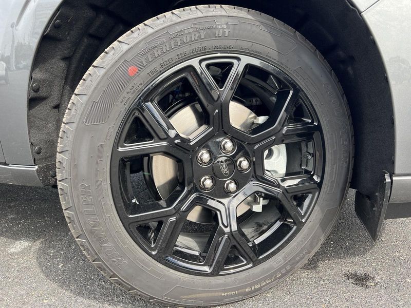 2025 Ford Maverick photo 2