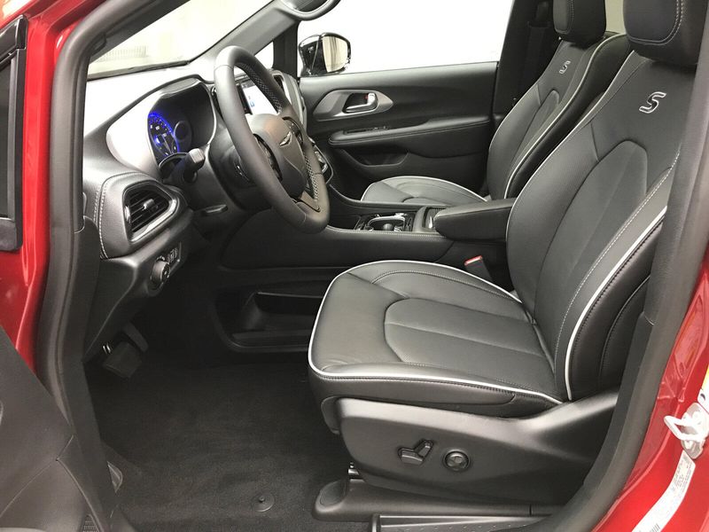 2025 Chrysler Pacifica LimitedImage 4
