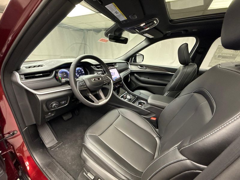 New 2025 Jeep Grand Cherokee Limited 4x4Image 9