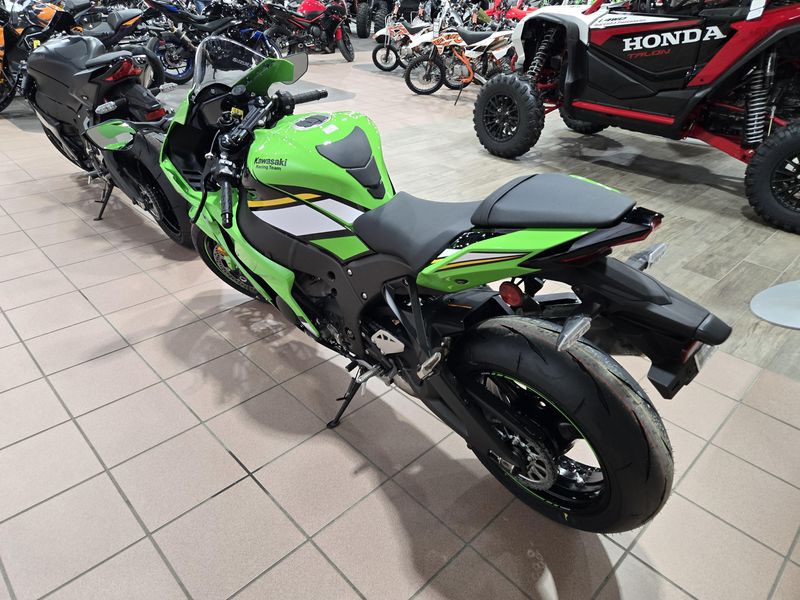 2025 Kawasaki NINJA ZX10R KRT EDITION LIME GREEN AND EBONY AND PEARL BLIZZARD WHITEImage 8