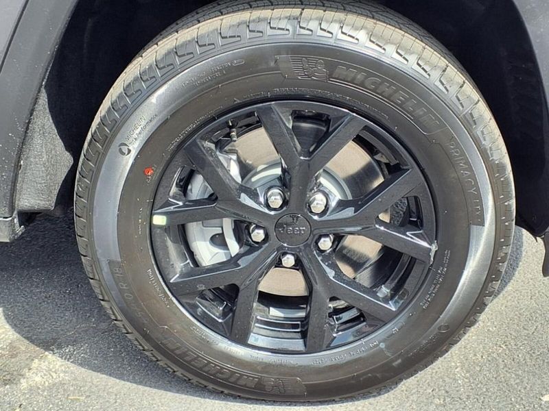 2025 Jeep Grand Cherokee Altitude photo 2