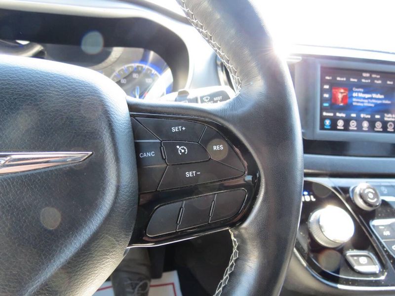 Used 2020 Chrysler Pacifica Touring 4dr Mini VanImage 17