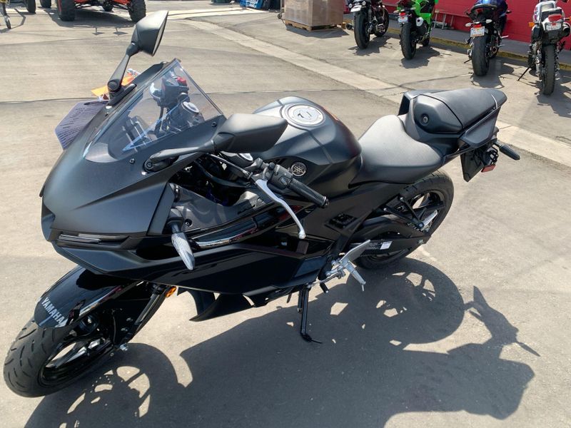 New 2025 Yamaha YZF-R3 ABS Image 4