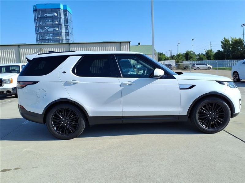 Used 2017 Land Rover Discovery HSEImage 11