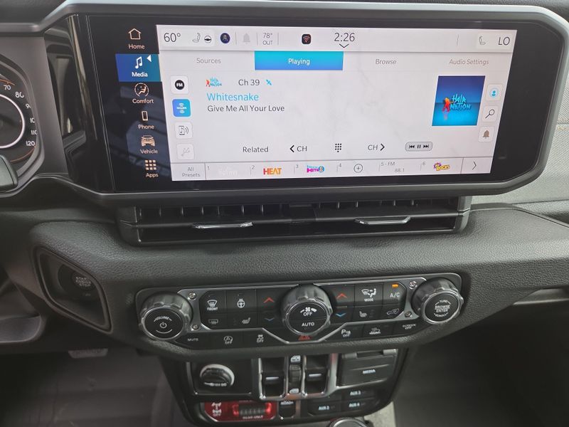 2025 Jeep Gladiator Willys photo 13