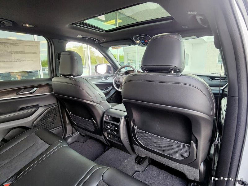 New 2026 Jeep Grand Cherokee Laredo Altitude 4x4