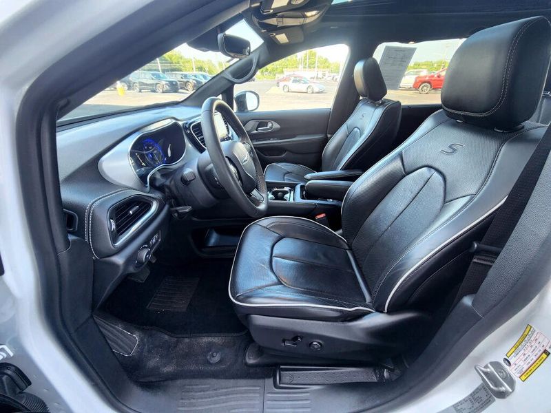 Used 2025 Chrysler Pacifica Limited S