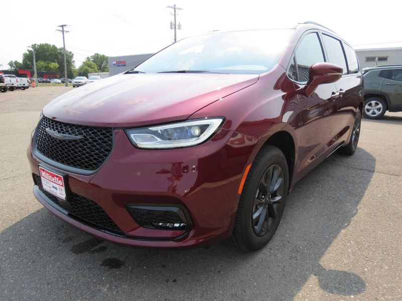 New 2021 Chrysler Pacifica Touring AWD 4dr Mini VanImage 4