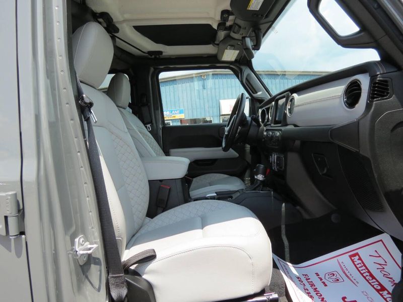 Used 2022 Jeep Gladiator High Altitude 4x4 4dr Crew Cab 5.0 ft. SBImage 24