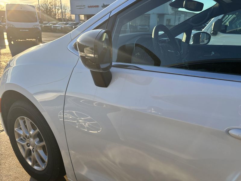 New 2026 Chrysler Pacifica SelectImage 14