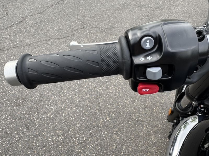 2025 Triumph Bonneville T100 - JET BLACK 
