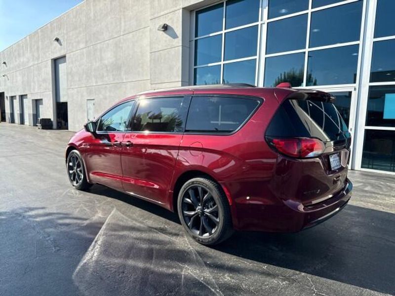 2019 Chrysler Pacifica Touring L photo 5