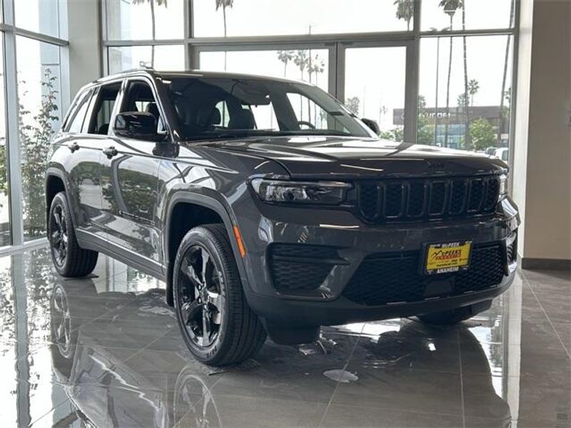 2025 Jeep Grand Cherokee Altitude photo 3