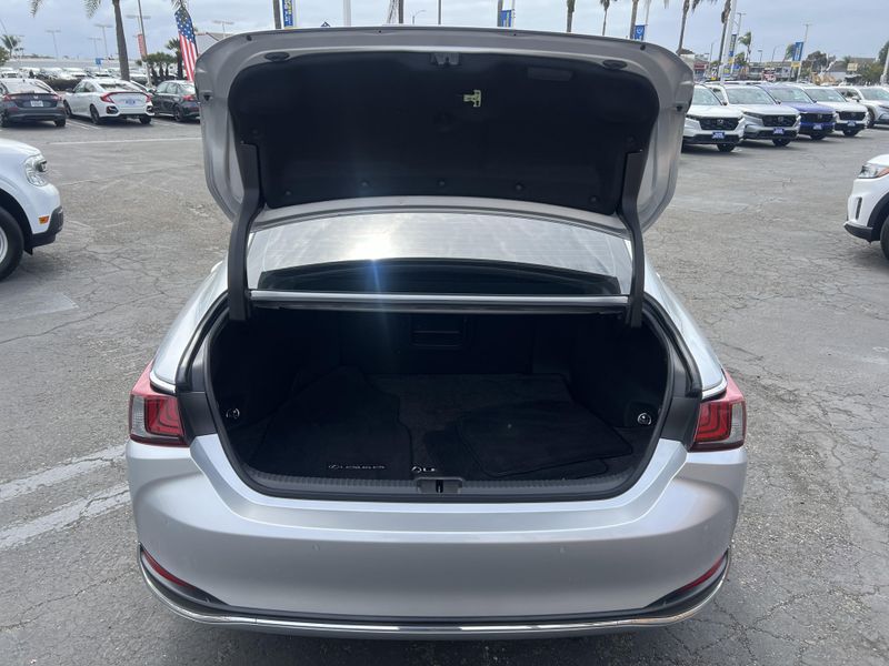 2019 Lexus ES 300hImage 21