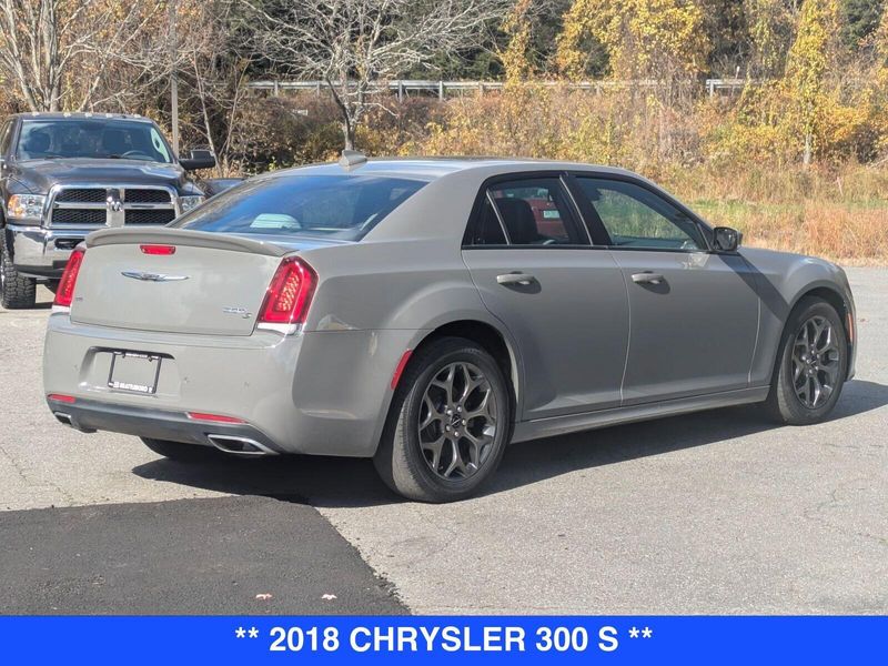 2018 Chrysler 300 S photo 4