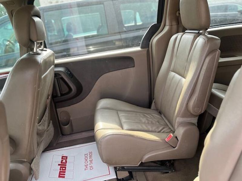 Used 2014 Chrysler Town & Country Image 8