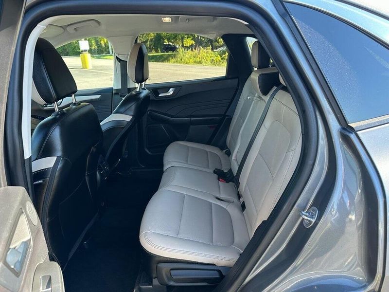 2022 Ford Escape SEL photo 8