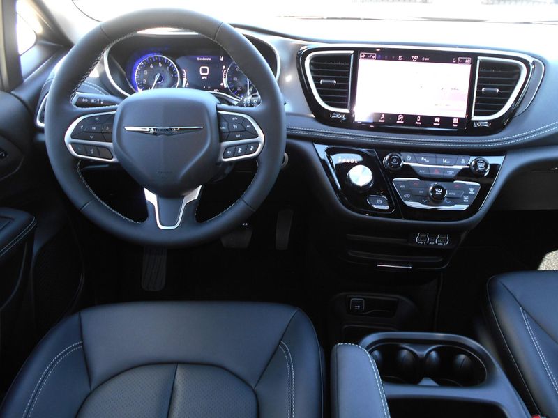 2025 Chrysler Pacifica SelectImage 4