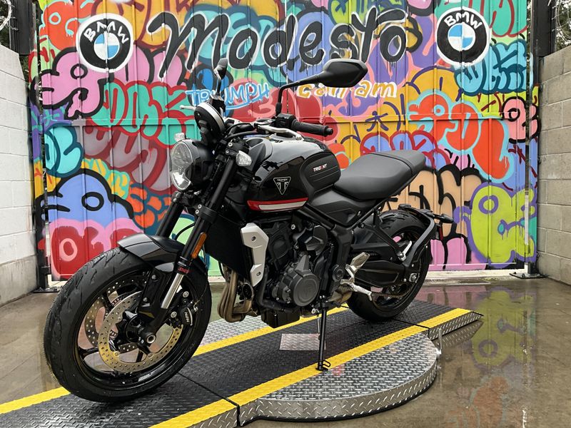 2023 Triumph TRIDENT in a SAPPHIRE BLACK exterior color. BMW Motorcycles of Modesto 209-524-2955 bmwmotorcyclesofmodesto.com 