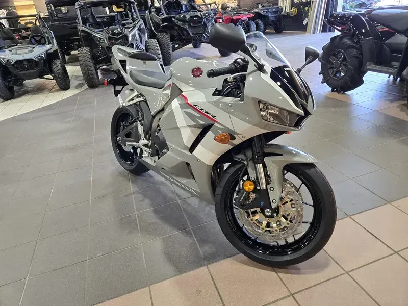 2025 Honda CBR600RR ABS DEEP PEARL GRAY Image 1
