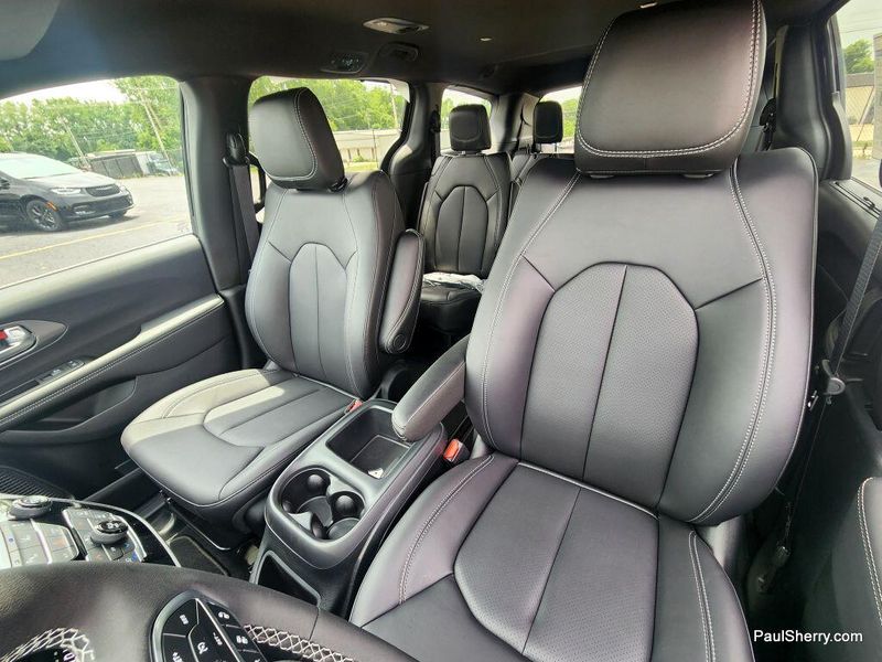 New 2025 Chrysler Voyager LxImage 27