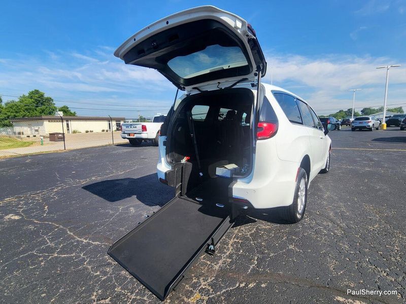 Used 2026 Chrysler Pacifica Select