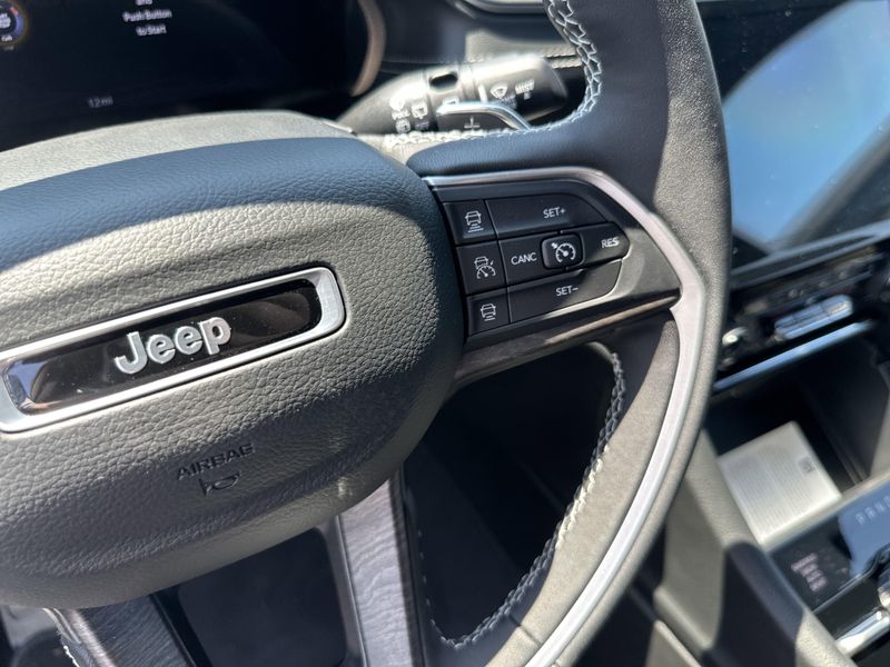 New 2025 Jeep Grand Cherokee L Limited 4x4Image 26