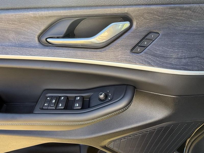 2025 Jeep Grand Cherokee Limited photo 12