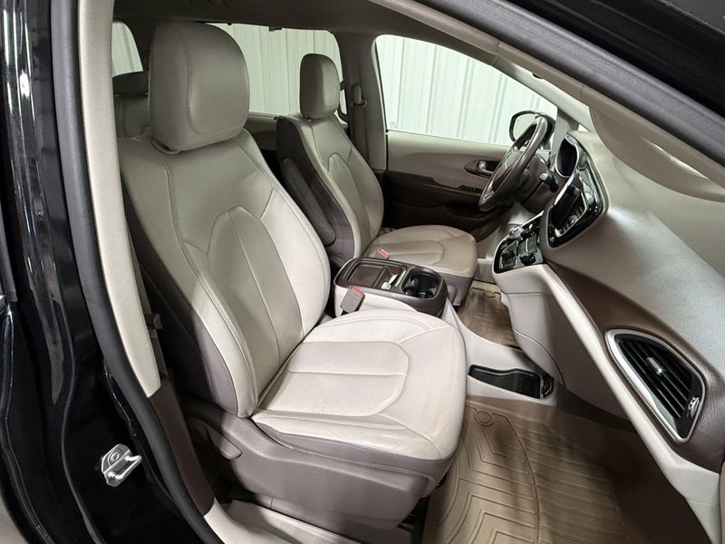 Used 2018 Chrysler Pacifica Touring LImage 10