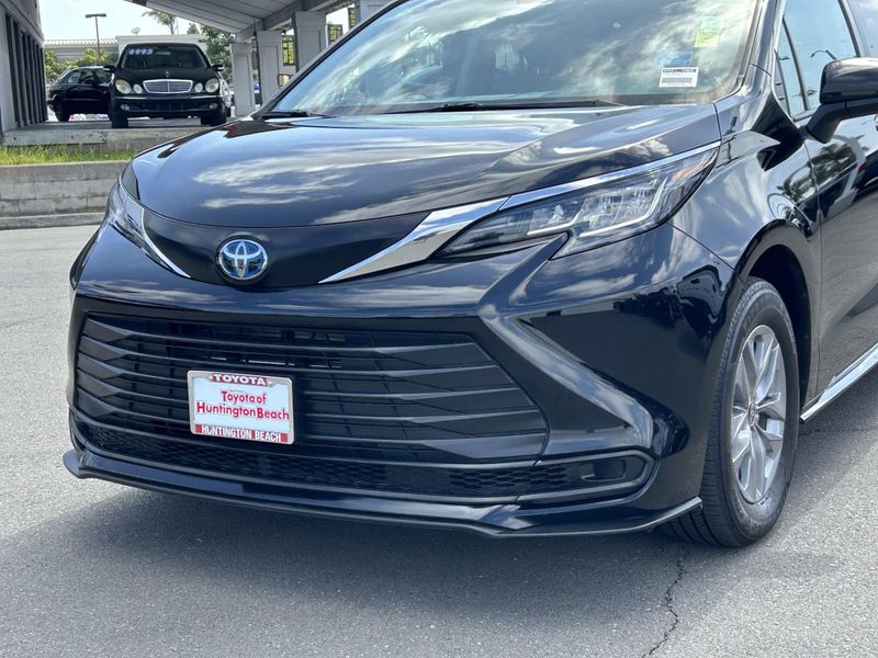 2023 Toyota Sienna LEImage 9