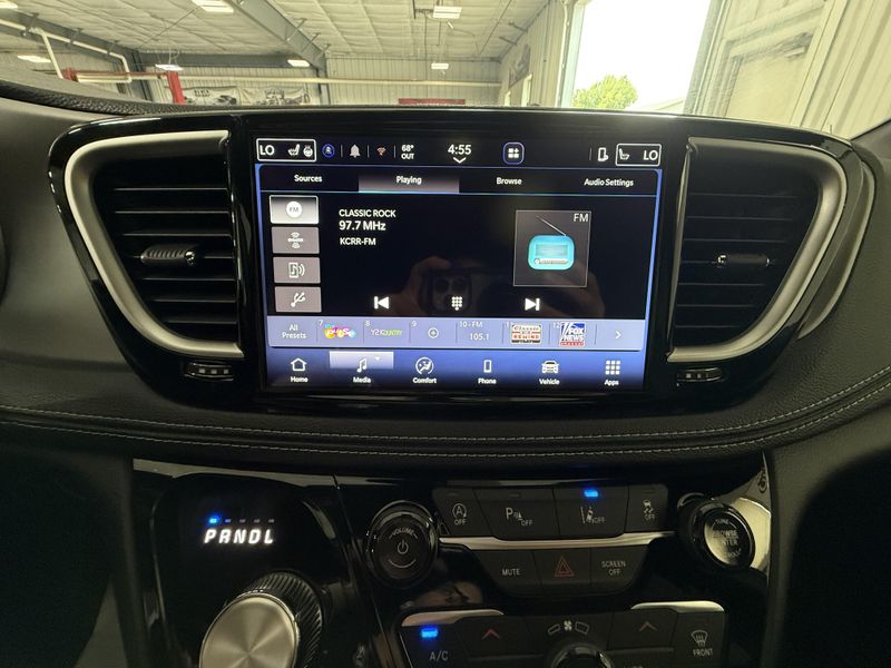 New 2027 Chrysler Pacifica SelectImage 24