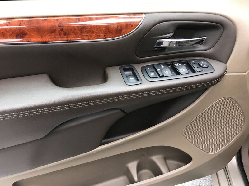 2015 Chrysler Town & Country Touring-LImage 3