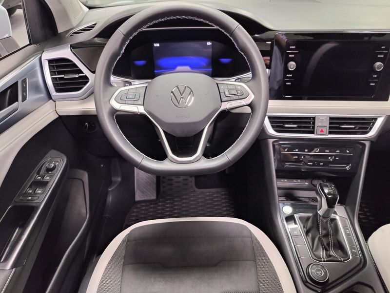 Used 2025 Volkswagen Taos SE AWD w/SunroofImage 18