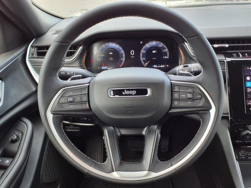 2025 Jeep Grand Cherokee Altitude photo 14