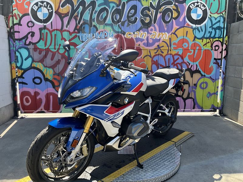 2023 BMW R1250RS in a LIGHT WHITE / RACING BLUE exterior color. BMW Motorcycles of Modesto 209-524-2955 bmwmotorcyclesofmodesto.com 