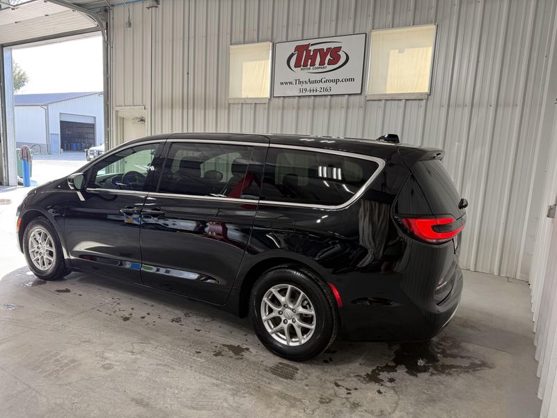 Used 2026 Chrysler Pacifica SelectImage 12