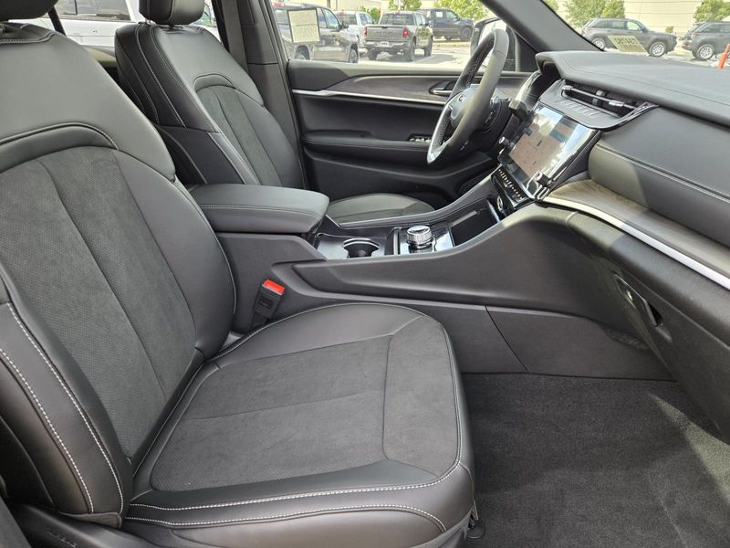 New 2026 Jeep Grand Cherokee Laredo Altitude 4x2
