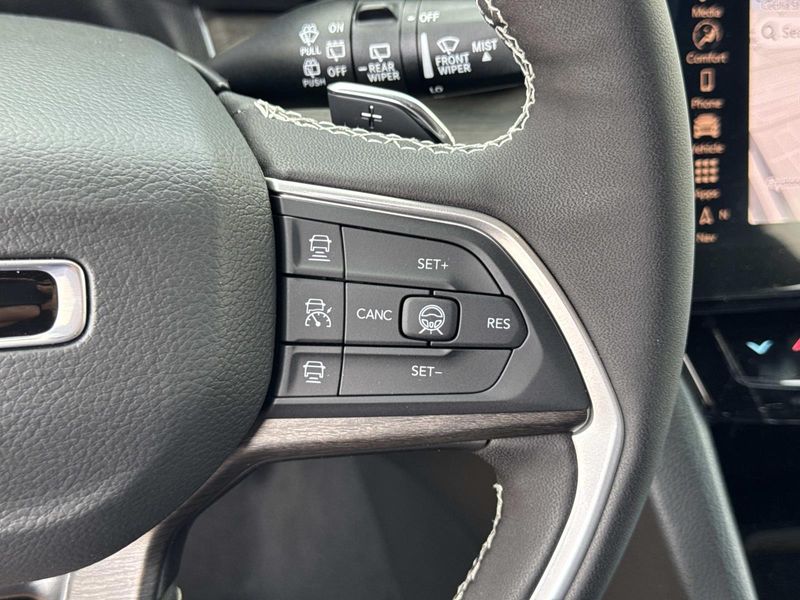 New 2026 Jeep Grand Cherokee Laredo Altitude 4x2