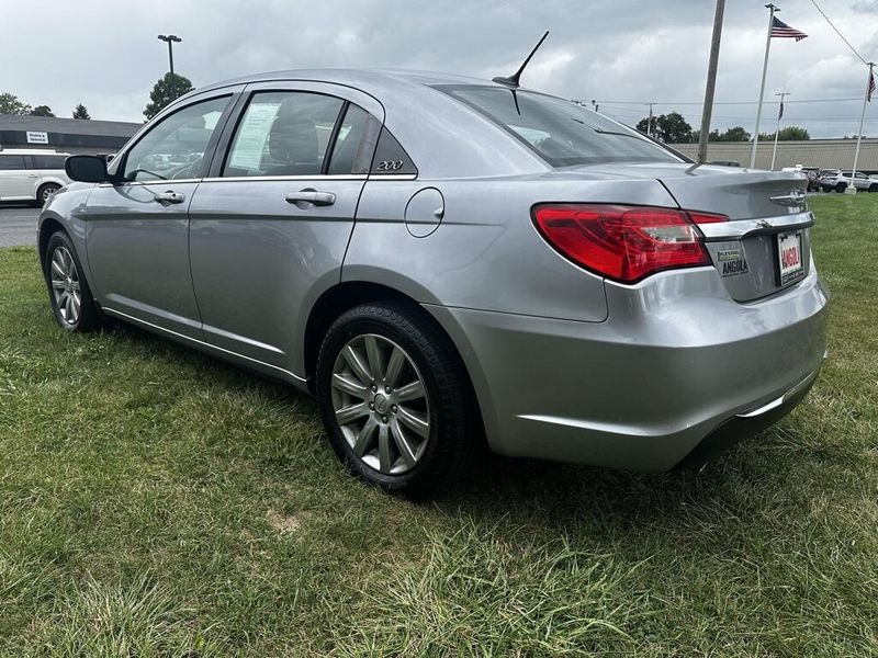 2013 Chrysler 200 Touring photo 5