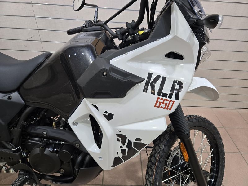 2025 Kawasaki KLR 650 PEARL CRYSTAL WHITE AND METALLIC CARBON GRAYImage 7