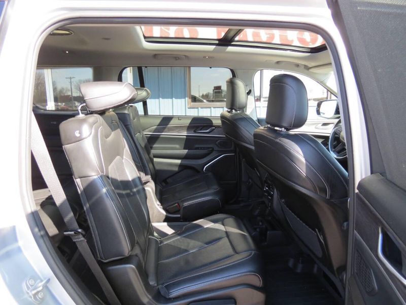 2022 Jeep Grand Cherokee L Limited 4x4 4dr SUVImage 29