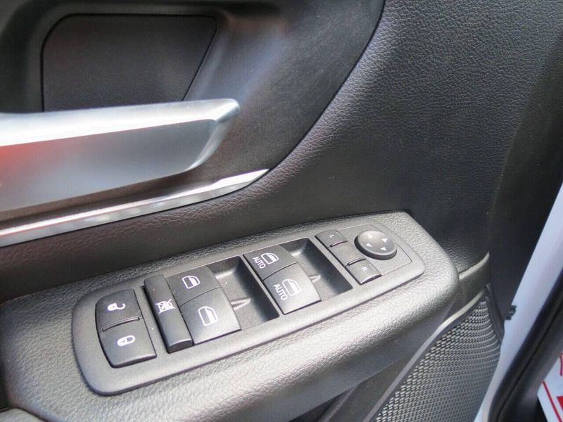 Used 2023 RAM 1500 Big Horn 4x4 4dr Crew Cab 5.6 ft. SB PickupImage 10