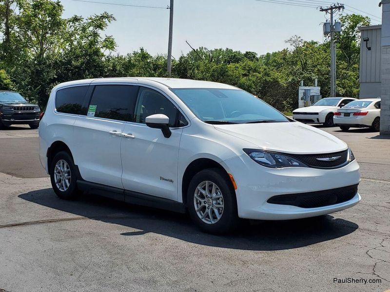2022 Chrysler Voyager LXImage 6