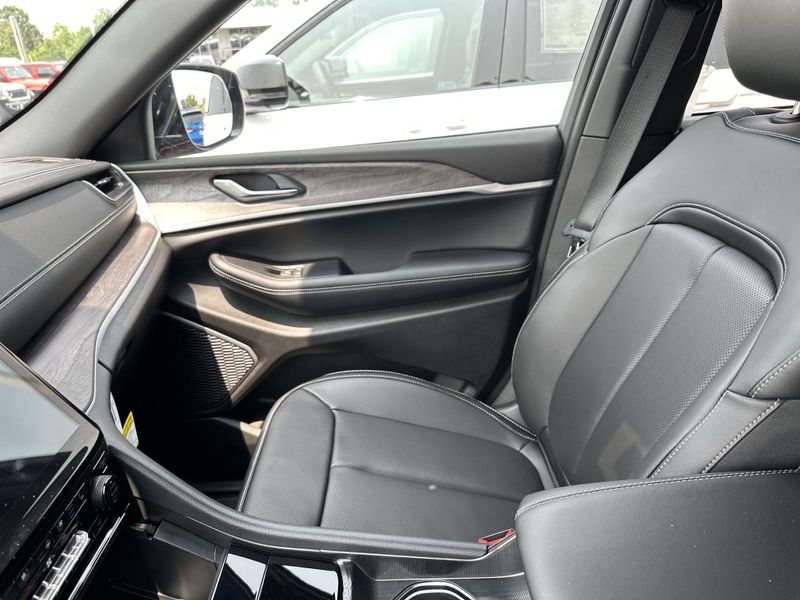 New 2025 Jeep Grand Cherokee Limited 4x4Image 28