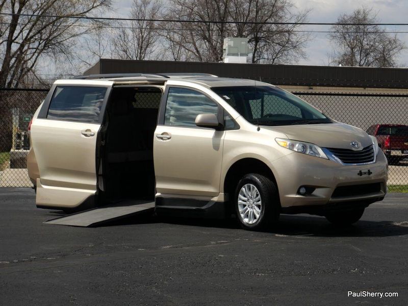 2014 Toyota Sienna XLEImage 8