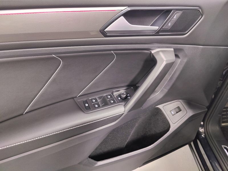 Used 2024 Volkswagen Tiguan SE AWD R-Line Black w/SunroofImage 29