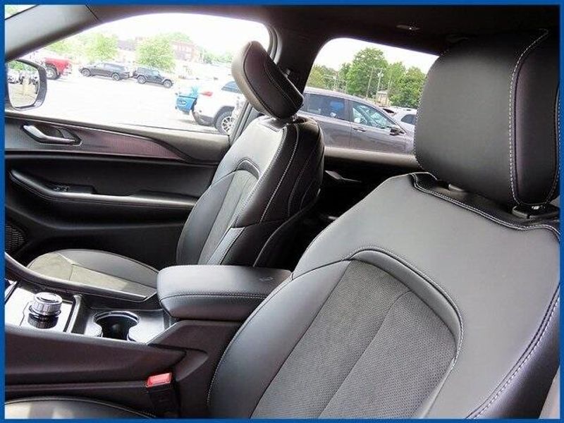 New 2025 Jeep Grand Cherokee Altitude XImage 13