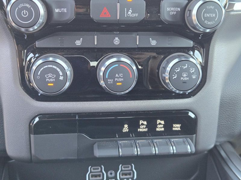 New 2026 RAM 1500 Big Horn Crew Cab 4x2 5'7' Box