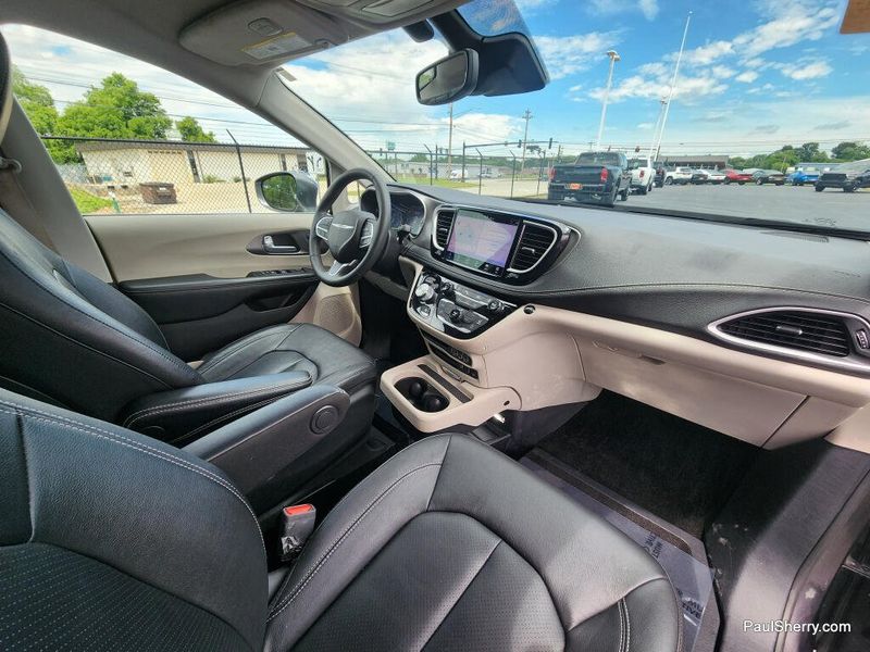 Used 2022 Chrysler Pacifica Touring L
